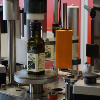  Details:   Halbautomatische Etikettiermaschine für Flaschen, Alpha Pro mit einer Station für Ölflasche / ovale / runde/  quadratische Flaschen (versandkostenfrei)* / Halbautomatischer Flaschenetikettierer Easy ALPHA-PRO mit einer Station für Ölflasche/Ovale/Runde Flaschen 