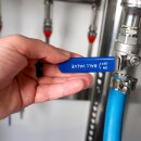 Flaschen-Abfüller für Pumpe: Profi Abfüllgerät 4 Stationen mit elektronisch gesteuertem Füllstands-Messer (steuert Pumpe), 230V, Falldruckfüller 14mm Edelstahl Standard-Füllventilen - Abfülleistung ca. 480 Ltr./Std., made in EU  (versandkostenfrei)*