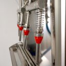 Flaschen-Abfüller für Pumpe: Profi Abfüllgerät 4 Stationen mit elektronisch gesteuertem Füllstands-Messer (steuert Pumpe), 230V, Falldruckfüller 14mm Edelstahl Standard-Füllventilen - Abfülleistung ca. 480 Ltr./Std., made in EU  (versandkostenfrei)*