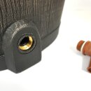 YERD Regenfass Country: Regentonne Wassertank Fass 140 Liter 3/4" Zoll Auslauf mit Messinggewinde, sehr dekoratives und realistisches Holzfass-Design, Regenwasser-Speicher aus frostfestem PE-Kunststoff, inkl. Auslaufhahn (Größe 2), mit Deckel,  made in EU