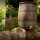 YERD Regenfass Country: Regentonne Wassertank Fass 140 Liter 3/4" Zoll Auslauf mit Messinggewinde, sehr dekoratives und realistisches Holzfass-Design, Regenwasser-Speicher aus frostfestem PE-Kunststoff, inkl. Auslaufhahn (Größe 2), mit Deckel,  made in EU