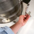 NEU 2025 - Fischer -Lahr®  FPF90 PRO Edelstahl Hydropresse kippbar:  90 Liter Kelter / Apfelpresse / Obstpresse mit Wasserdruck-Antrieb, nur bei Fischer mit zusätzlichem Druckminderer (!), inkl. Presstuch, komplett INOX, mit Fahrwerk (versandkostenfrei)*