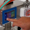 Dosierfüller Fischer-Lahr® FüllTronic 9-Y-2, Abfüller für dünnflüssige Medien bis 50°C, Impeller-Pumpe, ca. 1-1500 cP, Edelstahl, Touchscreen, Auslösung per Lichtschranke, Fußschalter oder autom. Zeitintervall, mit Ansaug-Schlauch  (Versand kostenfrei*)