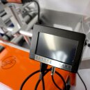 Flaschen-Etikettierer elektrisch GST 413-P mit Inkjet Printer, komfortabler Touchscreen, Druckluft-Flaschenzentrierung, schwarzweiß Drucker für MHD, Chargen-Nummern, Barcodes, Text,  Grafik oder Personalisierung (Versand kostenfrei*)