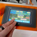 Flaschen-Etikettierer elektrisch GST 413-P mit Inkjet Printer, komfortabler Touchscreen, Druckluft-Flaschenzentrierung, schwarzweiß Drucker für MHD, Chargen-Nummern, Barcodes, Text,  Grafik oder Personalisierung (Versand kostenfrei*)
