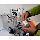 Flaschen-Etikettierer elektrisch GST 413-P mit Inkjet Printer, komfortabler Touchscreen, Druckluft-Flaschenzentrierung, schwarzweiß Drucker für MHD, Chargen-Nummern, Barcodes, Text,  Grafik oder Personalisierung (Versand kostenfrei*)
