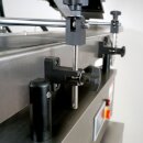 Fischer-Lahr Verpackungs- Etikettierer GST113ET automatisch,  für horizontale Etiketten, Etikettiermaschine für flache Verpackungen wie Beutel, Deckel-Labels von Gläsern oder Kartons  etc,, mit Fließband, bis zu 120 Etiketten/Min. (Versand kostenfrei *)