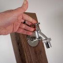 Garantia WOOD outdoor Wasser-Zapfsäule Darkwood / dunkle Holzstruktur – 100 x 25 x 25 cm Garten-Wasserhahn, täuschend echt aussehender und witterungs-unempfindlicher Kunststoff  mit 3/4" Zoll Chrom Metall-Auslaufhahn & Schlauchanschluss, made in Germany