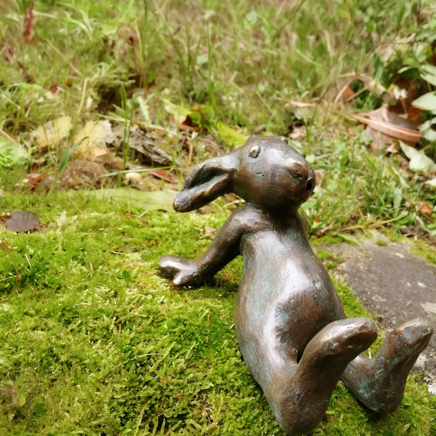 88067-ohne-wsp  Gartendeko Figur: Bronzefigur Garten, Emil der Hase, 11 cm hoch 	 
		 (Hase, Bronze, Gartenfigur, Bronzefigur, 88067)  
	