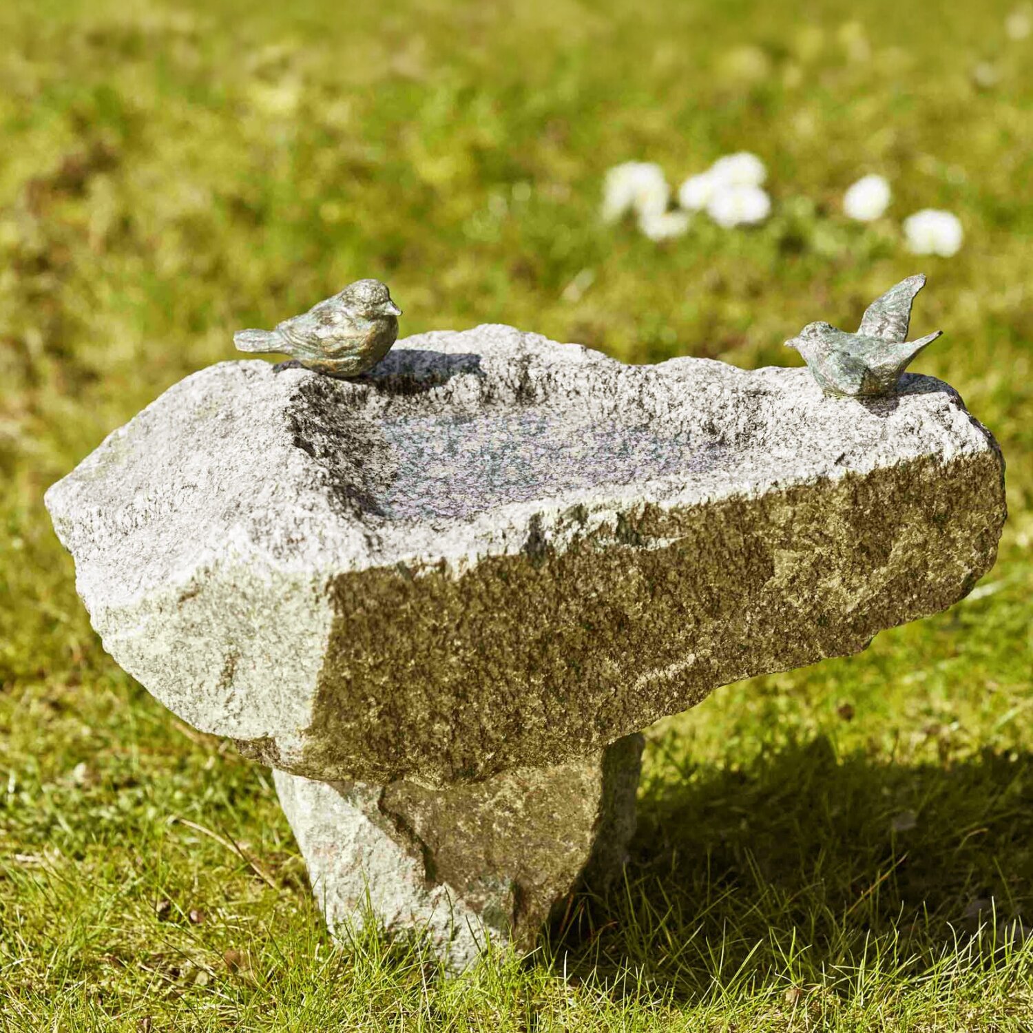 42046  Gartendeko Figur: Bronzefigur Garten, Vogeltränke mit Sockel und Bronzevögel, Bronze-Vogel auf Stein, Bronze und Naturstein winterfest, original Rottenecker Objekt 	 
		 (Vorgeltränke)  
	
