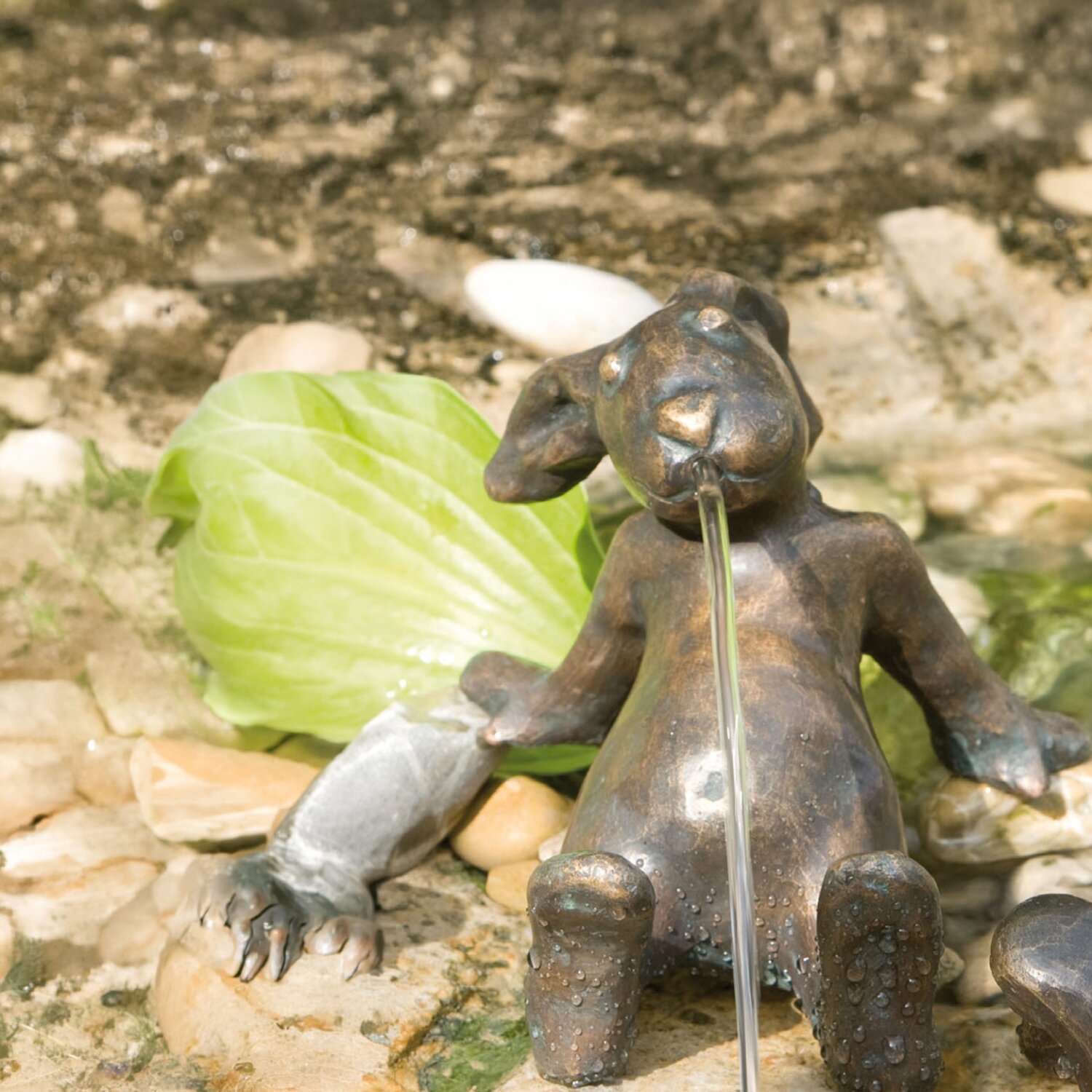 88067  Gartendeko Figur: Bronzefigur Garten, Emil der Hase, Wasserspeier/Brunnen, 11 cm hoch, original Rottenecker Objekt 	 
		 (Hase, Bronze, Wasserspeier, Brunnen, Gartenfigur, Bronzefigur, Brunnenfigur, 88067)  
	