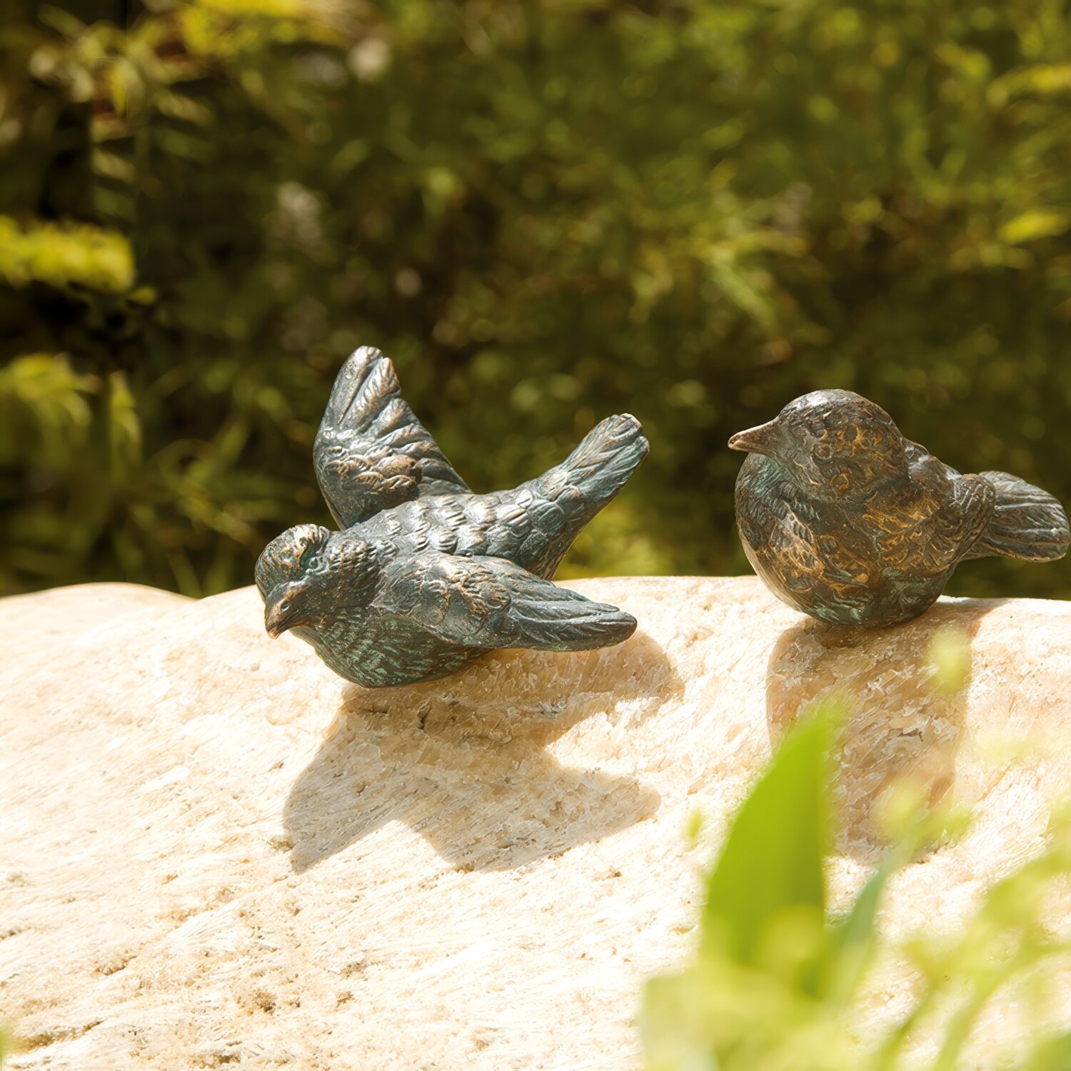 88104  Gartendeko Figur: Bronzefigur Garten, Vogel, sitzend, 5 cm hoch, original Rottenecker Objekt   (Restposten) 	 
		 (Bronzefigur, Gartenfigur, Singvogel, Bronze)  
	